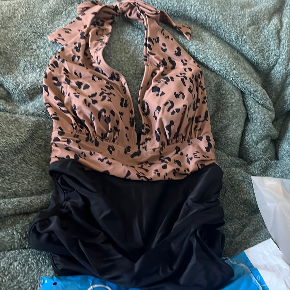NWT Cupshe Leopard/Black Halter One Pice Swimsuit L